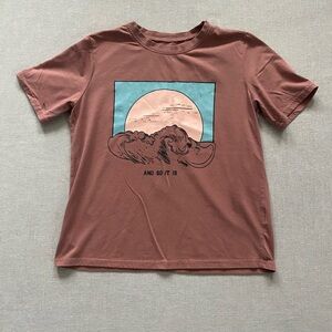 Dusty mauve graphic t-shirt.
